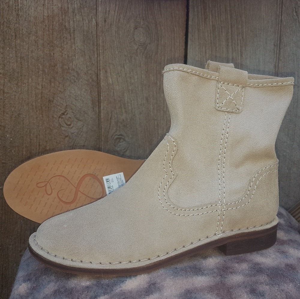 NWT Clarks Women's Boots. Beige. Size US 6 1/2.